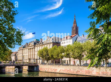 Facciata del palazzo Rohan a Strasburgo, Francia, e il campanile della cattedrale di Notre Dame sporgente sopra gli edifici del centro storico. Foto Stock