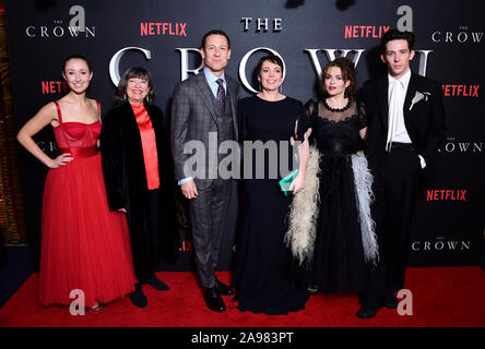 Erin Doherty, Marion Bailey, Tobias Menzies, Olivia Colman e Helena Bonham Carter e Josh O'Connor arrivando per la corona di stagione tre Premiere detenute presso il Curzon Mayfair, Londra. Foto Stock