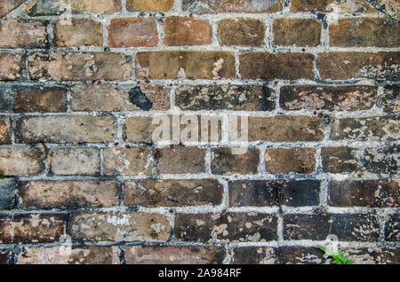 Muro di mattoni, eccellente rustico sfondo astratto o uno sfondo Colori e dettagli in questa splendida annata muro di mattoni, costruito anni fa. Foto Stock