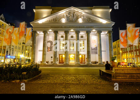 Nightshots di facciata illuminata di teatro di Aachen, costruito nel 1825, che è il principale luogo di ritrovo per opere di teatro musicale e gioca. Foto Stock