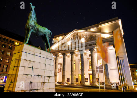 Nightshots di facciata illuminata di teatro di Aachen, costruito nel 1825, che è il principale luogo di ritrovo per opere di teatro musicale e gioca. Foto Stock