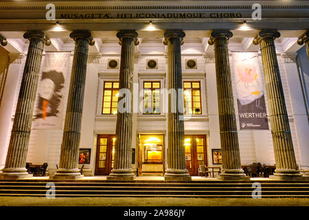 Nightshots di facciata illuminata di teatro di Aachen, costruito nel 1825, che è il principale luogo di ritrovo per opere di teatro musicale e gioca. Foto Stock