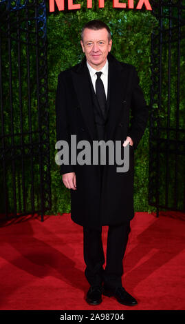 Peter Morgan arrivando per la corona di stagione tre Premiere detenute presso il Curzon Mayfair, Londra. Foto Stock