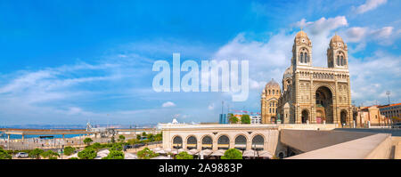 Paesaggio panoramico con parco e vista sulla Cattedrale de la Grande a Marsiglia. Francia Foto Stock