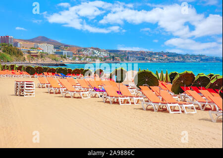 Spiaggia sul mare di Playa del Ingles cittadina. Gran Canaria Isole Canarie Spagna Foto Stock