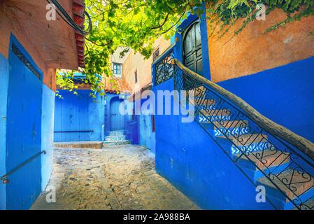 Street con blue case colorate nella vecchia medina di Chefchaouen. Il Marocco, Africa del Nord Foto Stock
