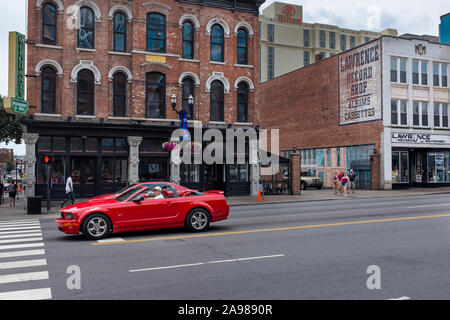 Nashville, Tennessee, Stati Uniti d'America - 26 Giugno 2014: scene di strada nella città di Nashville con un convertibile auto rossa nel centro cittadino, nel Tennessee. Foto Stock