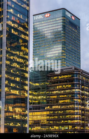 Torre HSBC Canary Wharf - la HSBC tower con altri servizi finanziari degli edifici nella zona londinese di Canary Wharf. L'architetto Norman Foster 2003. Foto Stock