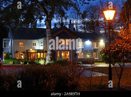 Il piccolo maniero, Pub di notte, Bell Lane, Thelwall, Sud Warrington, Cheshire, Nord Ovest Inghilterra - Brunning e prezzo - WA4 2SX Foto Stock