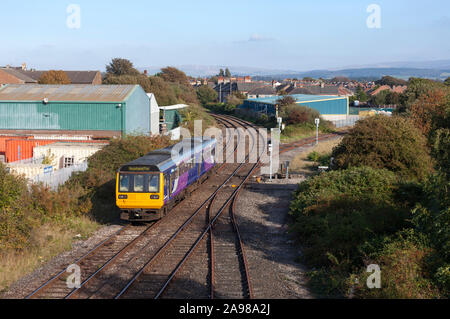 Arriva Nord classe rampa 142 pacer treno arrivando a Morecambe Foto Stock