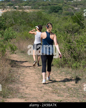 Due giovani donne di andare a fare una passeggiata nella natura Foto Stock