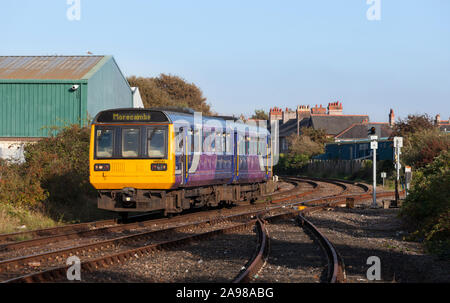 Arriva Nord classe rampa 142 pacer treno arrivando a Morecambe Foto Stock