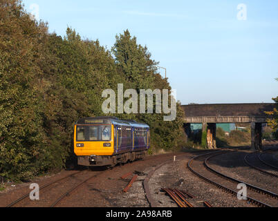 Arriva Nord classe rampa 142 pacer treno arrivando a Morecambe Foto Stock