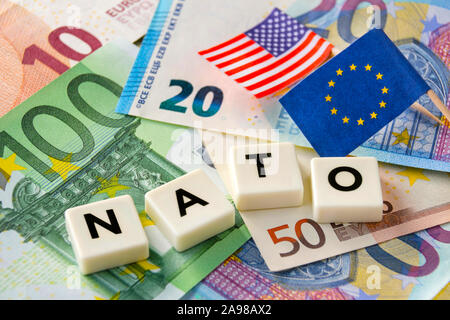 La NATO Euro e Flag Foto Stock