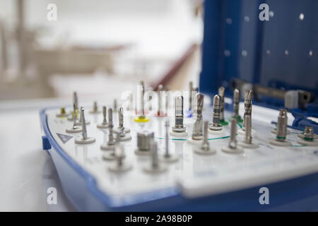 Strumenti odontoiatrici kit per implantologia dalla chirurgia orale in studio dentistico Foto Stock