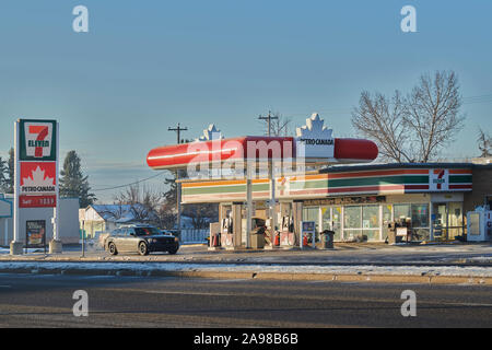 Un Petro-Canada stazione di gas e un 7-11 convenience store condividere una posizione lungo la trafficata autostrada 2 Sud da Calgary nella piccola cittadina di Claresholm. Foto Stock