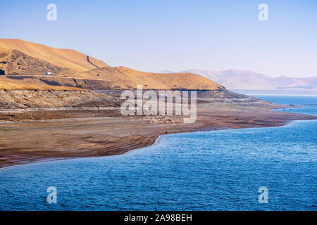 Il litorale di San Luis serbatoio, un lago artificiale di immagazzinare acqua per scopi agricoli in California centrale; visibile a basso livello acqua verso Foto Stock