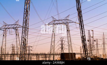 Di energia elettrica ad alta tensione a torri di una sottostazione in California centrale; una sottostazione è una parte di un impianto elettrico di generazione, trasmissione, e distribut Foto Stock