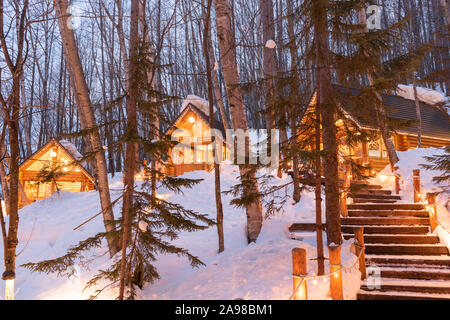 Furano, Hokkaido, Giappone cabine invernale al crepuscolo. Foto Stock