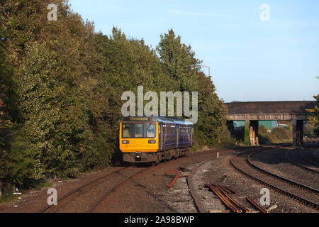 Arriva Nord classe rampa 142 pacer treno arrivando a Morecambe Foto Stock