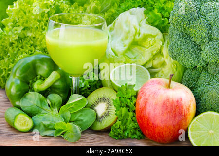 Frullato di verde con frutta e verdura Foto Stock