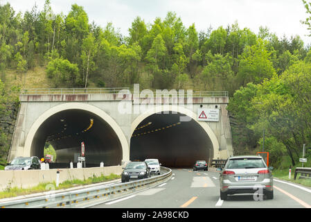 Le strade di Austria. Autostrada austriaca con gallerie. Foto dall'auto. Foto Stock