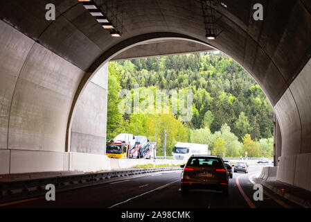 Le strade di Austria. Autostrada austriaca con gallerie. Uscire dal tunnel. Foto dall'auto. Foto Stock