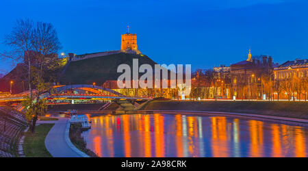 Gediminas Castle e Mindaugas ponte in tarda serata luce, Vilnius Foto Stock