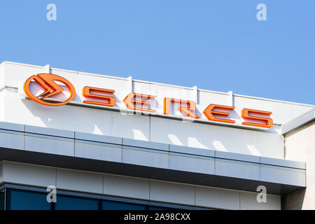 1 Nov 2019 Santa Clara / CA / STATI UNITI D'AMERICA - Close up di Seres (precedentemente noto come SF Motors Inc, veicoli elettrici produttore) il logo presso i loro uffici in silicio Foto Stock