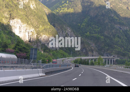Le strade di Austria. Autostrada austriaca con belle viste. Autostrada attraverso le montagne. Foto dall'auto. Foto Stock