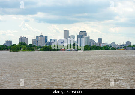 New Orleans, Louisiana/USA - giugno 14, 2019: skyline del centro e ad Algeri il punto sul fiume Mississippi. Foto Stock