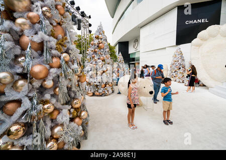 Bangkok, Tailandia - 11 dicembre 2017: le persone che si godono le decorazioni di Natale e giganteschi orsi polari all'entrata dell'Emporium x la EmQuartie Foto Stock