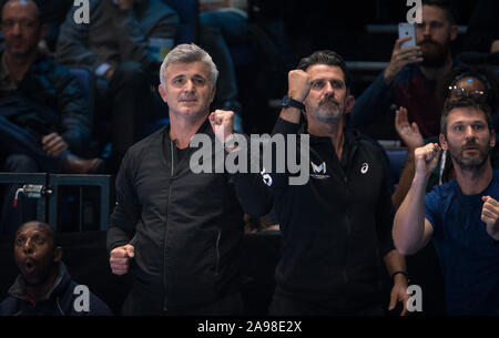 Londra, Regno Unito. Xiii Nov, 2019. Apostolos Tsitsipas (padre di Stefanos) & Patrick Mouratoglou (pullman di Stefanos TSITSIPAS celebrare durante il giorno 4 dell'Nitto ATP Finals Londra Tennis 2019 all'O2, Londra, Inghilterra il 13 novembre 2019. Foto di Andy Rowland. Credito: prime immagini multimediali/Alamy Live News Foto Stock