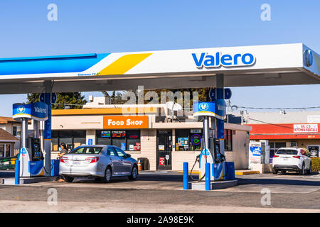 Oct 31, 2019 Santa Clara / CA / STATI UNITI D'AMERICA - Valero gas station situato nella baia di San Francisco Foto Stock