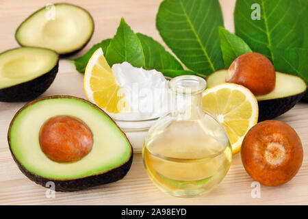 Cosmetici organici all'avocado Foto Stock