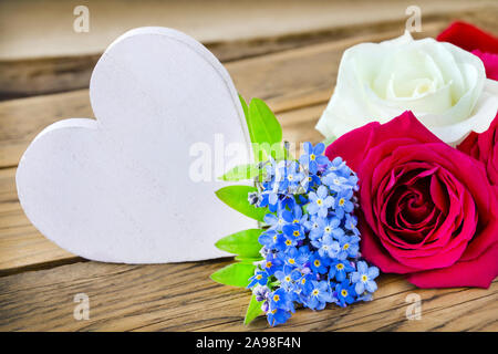 Dimenticare-me-non e fiori rosa rossa con cuore Foto Stock