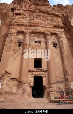 Urna tomba (Qabr Al Jarrah), tombe reali, il punto di vista del Tesoro Trail, Petra Wadi Musa, Ma'an Governatorato, Giordania, Medio Oriente Foto Stock