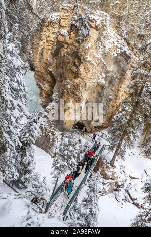 Il Parco Nazionale di Banff, Alberta, Canada - 12 Novembre 2019: turisti al Canyon Johnston stand su Johnston Creek ponte vicino all'entrata di una caverna Foto Stock