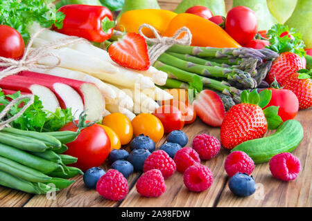 La frutta e la verdura fresca contro lo sfondo di legno Foto Stock