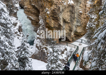 Il Parco Nazionale di Banff, Alberta, Canada - 12 Novembre 2019: turisti al Canyon Johnston stand su Johnston Creek ponte vicino all'entrata di una caverna Foto Stock