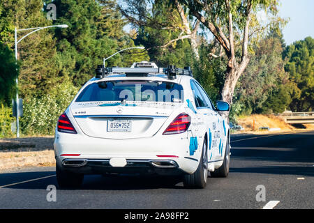 7 Nov, 2019 Sunnyvale / CA / STATI UNITI D'AMERICA - Mercedes Benz auto durante la guida del veicolo eseguendo prove su strade di Silicon Valley; Daimler e Bosch formata una p Foto Stock