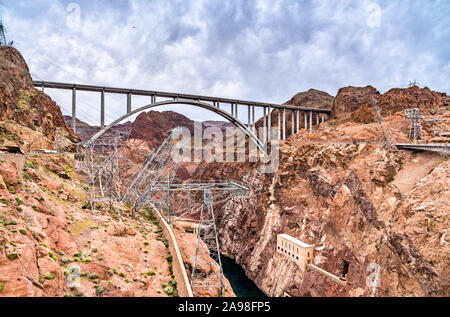 La diga di Hoover bypassare ponte che attraversa il fiume Colorado negli Stati Uniti Foto Stock