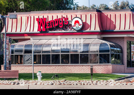 Nov 10, 2019 Sunnyvale / CA / STATI UNITI D'AMERICA - Wendy's ubicazione a South San Francisco Bay Area; Wendy's è un American international fast food ristorante della catena Foto Stock