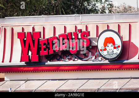 Nov 10, 2019 Sunnyvale / CA / STATI UNITI D'AMERICA - Close up di Wendy il logo in corrispondenza di una delle loro posizioni nella parte sud di San Francisco Bay Area; Wendy's è un Americano giornat Foto Stock