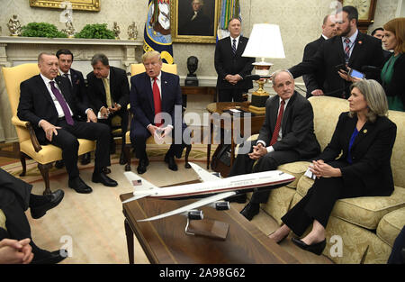 Washington, Stati Uniti. Xiii Nov, 2019. Presidente Donald Trump (C) rende il commento come Presidente turco Recep Tayyip Erdogan ascolta durante un incontro con i senatori repubblicani, compreso il Sen. Joni Ernst di Iowa (R) e il Sen. Jim Risch di Idaho (2nd, R) e segretario di Stato Mike Pompeo (C, sfondo), nell'Ufficio Ovale della Casa Bianca, Mercoledì, Novembre 13, 2019, Washington, DC. La delegazione sono stati informati sulle questioni di sicurezza come la Turchia la distribuzione del russo S-400 sistema di difesa missilistica. Foto di Mike Theiler/UPI Credito: UPI/Alamy Live News Foto Stock