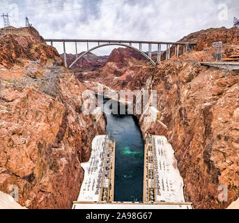 La diga di Hoover bypassare ponte che attraversa il fiume Colorado negli Stati Uniti Foto Stock