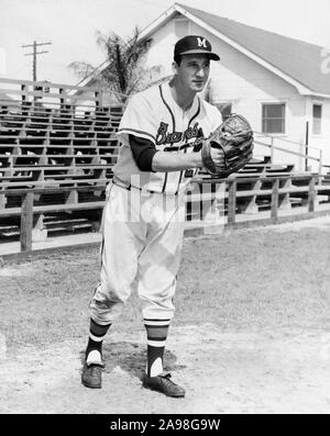 Vintage foto in bianco e nero di Hall of Fame giocatore di baseball Warren Spahn con il Milwaukee Braves circa 1960. Foto Stock