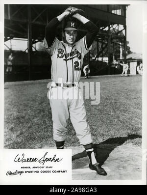 Vintage foto in bianco e nero di Hall of Fame giocatore di baseball Warren Spahn con il Milwaukee Braves circa 1960. Foto Stock