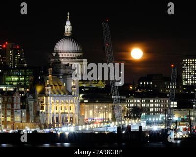 Londra, Regno Unito. 13 Novembre, 2019. Una luna calante sorge da dietro la cattedrale di San Paolo. Credito: Siu K Lo/Alamy Live News Foto Stock