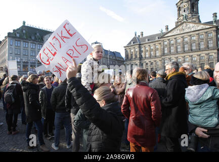 Olandese di insegnanti di scuola primaria e agli studenti di frequentare un sciopero generale in piazza Dam il 6 novembre 2019 in Amsterdam, Paesi Bassi. La maggior parte di pri Foto Stock